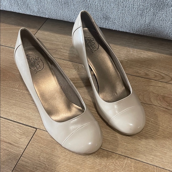 Life Stride Cream Women's Heels - Picture 1 of 6